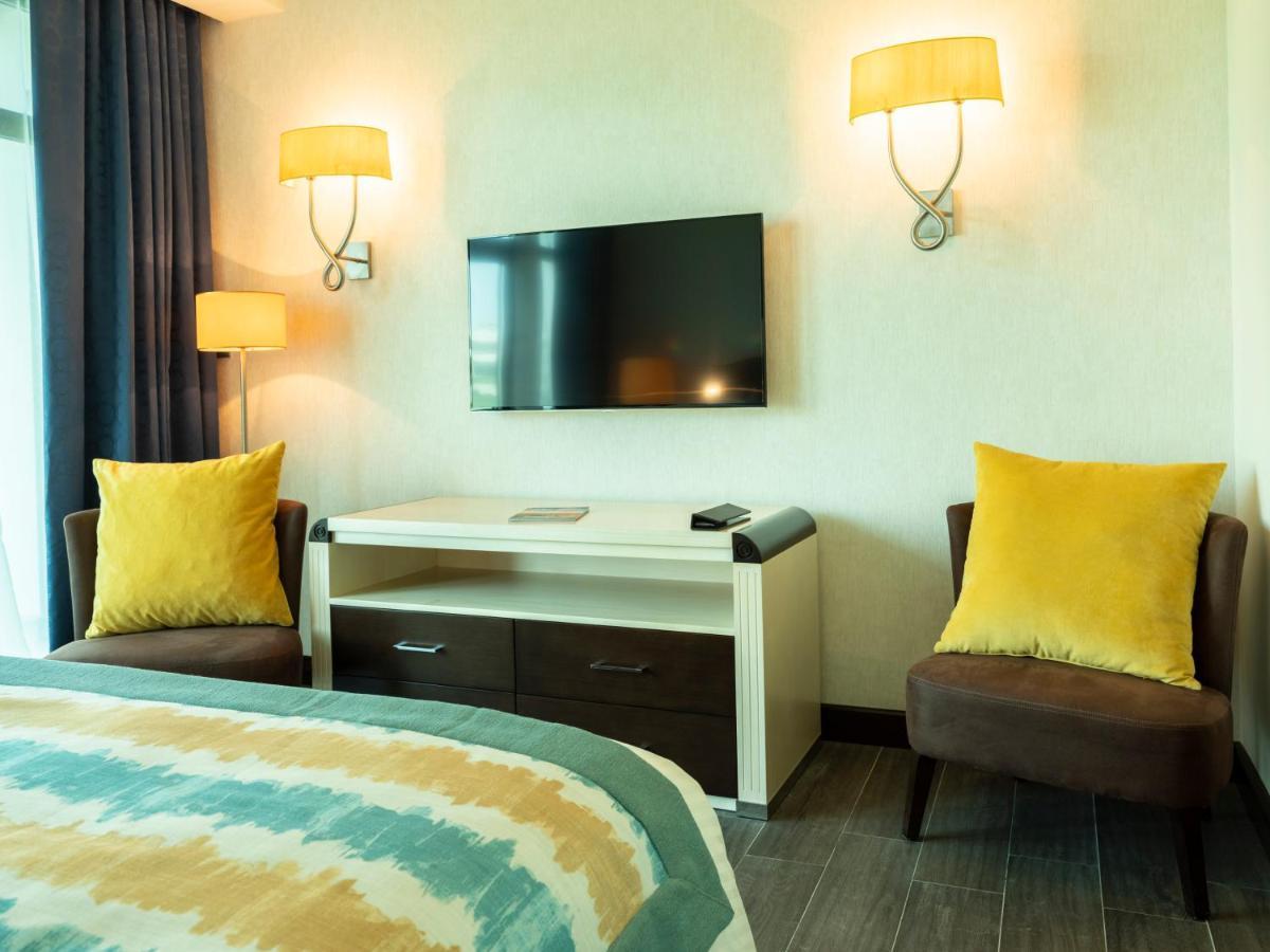 เรทาจ ซัลวา รีสอร์ต แอนด์ สปา Hotel โดฮา ภายนอก รูปภาพ A television in a hotel room