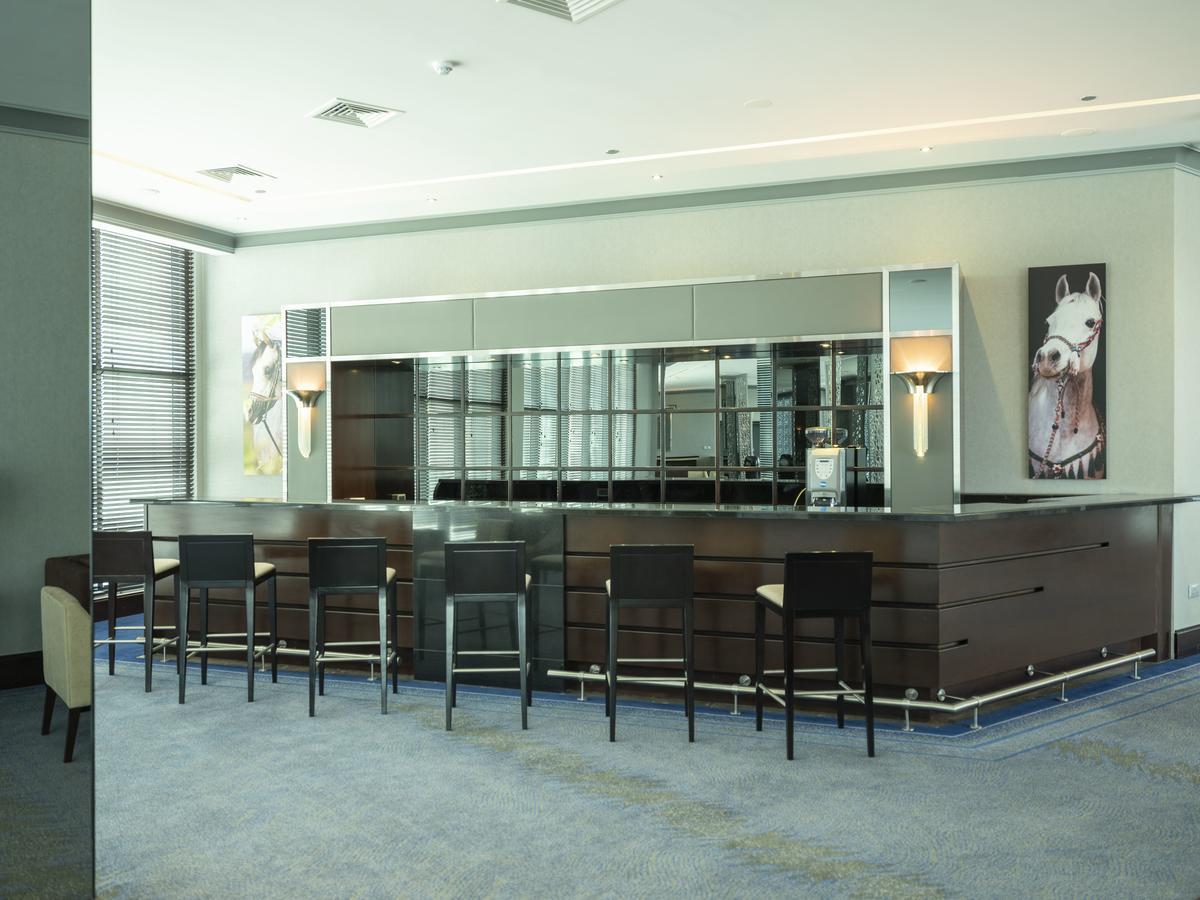 เรทาจ ซัลวา รีสอร์ต แอนด์ สปา Hotel โดฮา ภายนอก รูปภาพ The bar at the 360° Club