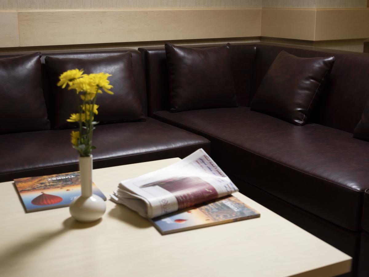 เรทาจ ซัลวา รีสอร์ต แอนด์ สปา Hotel โดฮา ภายนอก รูปภาพ A leather sofa
