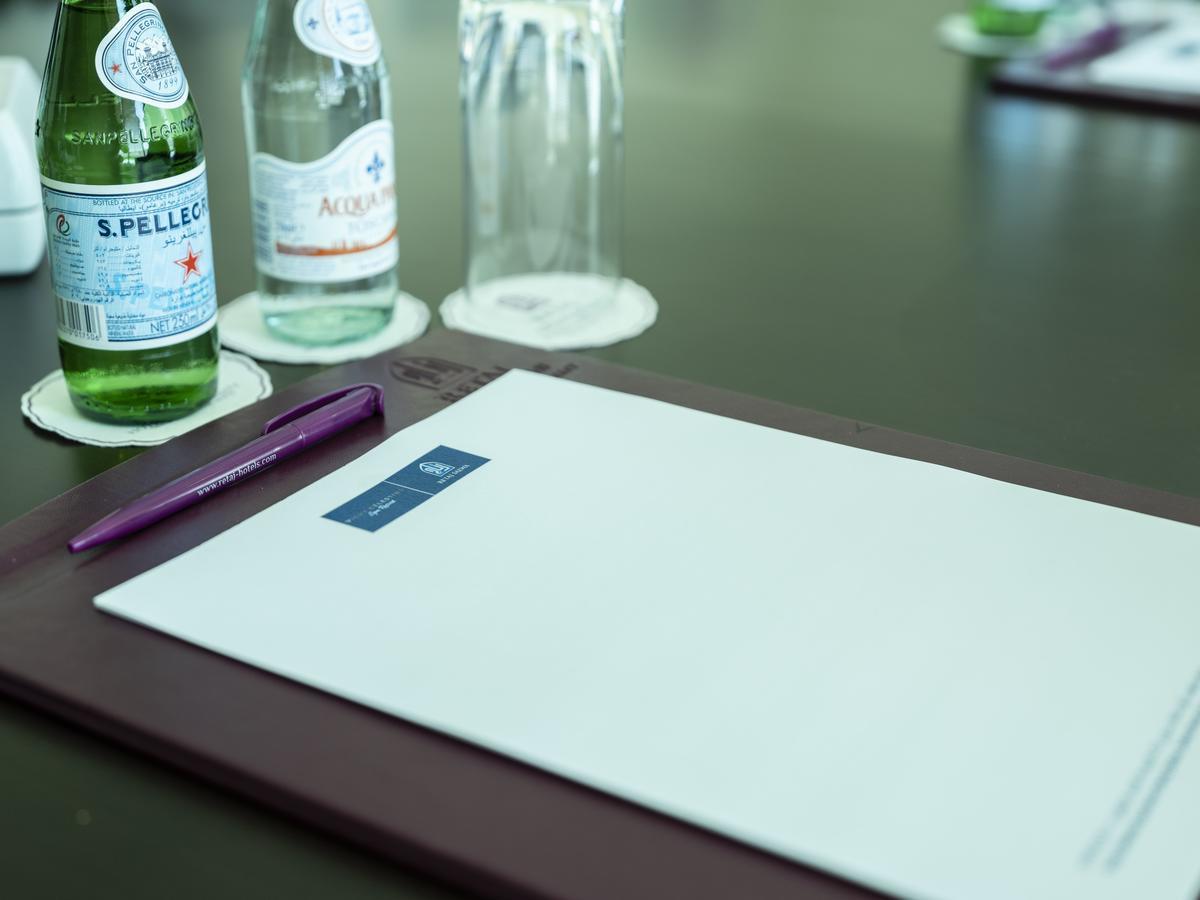 เรทาจ ซัลวา รีสอร์ต แอนด์ สปา Hotel โดฮา ภายนอก รูปภาพ A meeting folder