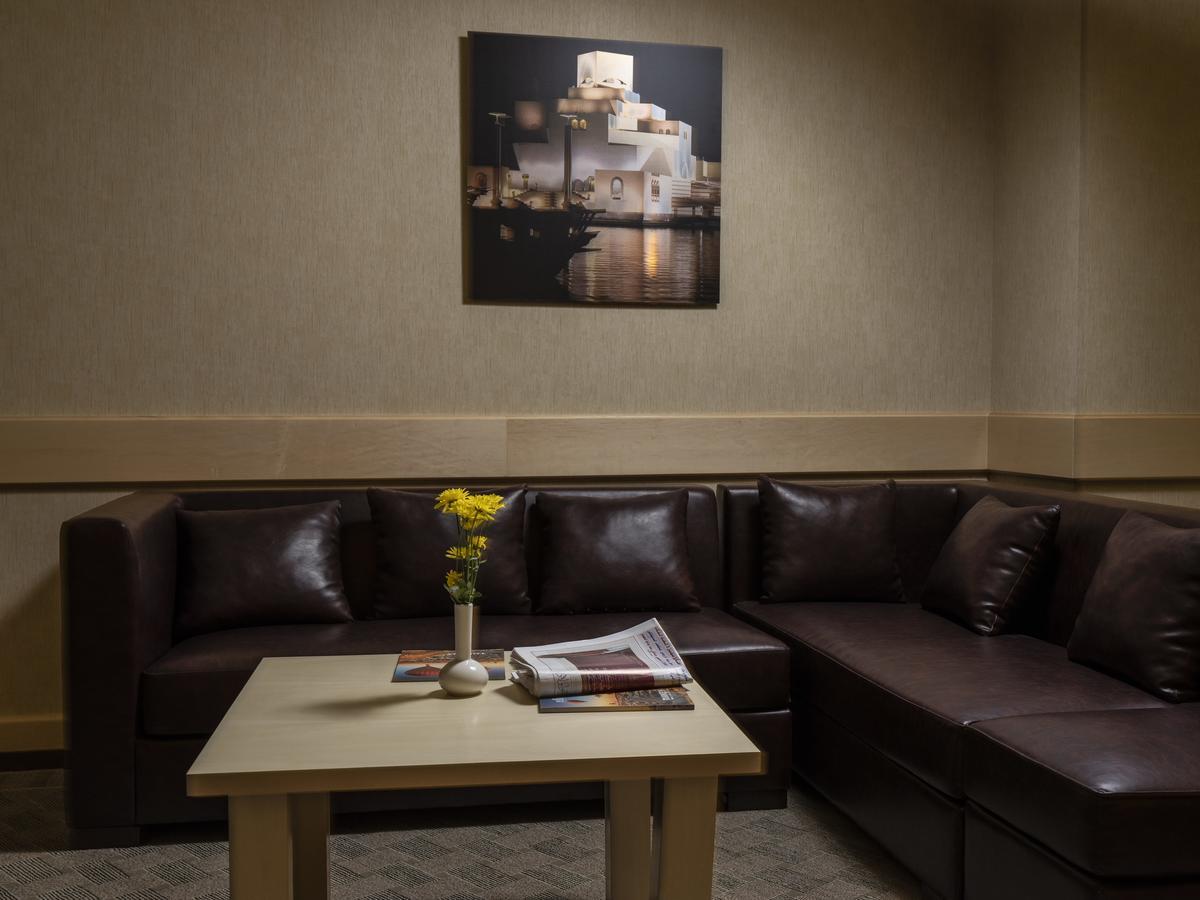 เรทาจ ซัลวา รีสอร์ต แอนด์ สปา Hotel โดฮา ภายนอก รูปภาพ A lounge at the airport
