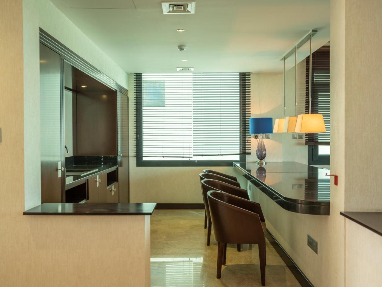 เรทาจ ซัลวา รีสอร์ต แอนด์ สปา Hotel โดฮา ภายนอก รูปภาพ A kitchen in a serviced apartment
