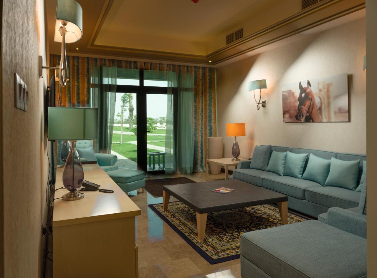 เรทาจ ซัลวา รีสอร์ต แอนด์ สปา Hotel โดฮา ภายนอก รูปภาพ A living room in a suite at the Ritz-Carlton, Dubai